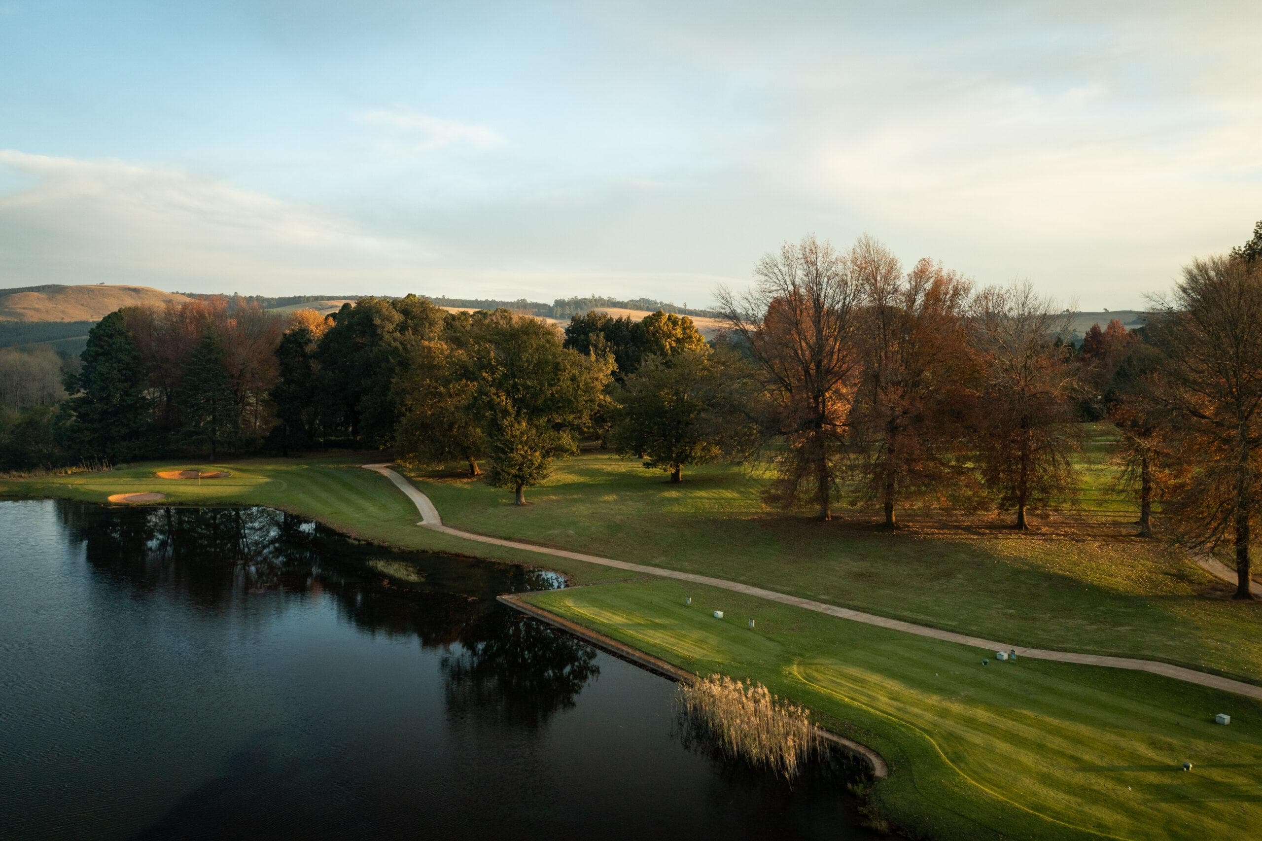 Mature trees and a dam alongside a fairway at Bosch Hoek